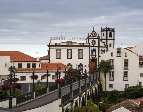 Uitzicht op de Nordeste-kerk op Sao Miguel