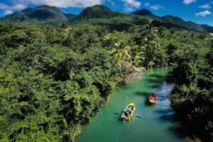 jungle tocht met roeiboot door de rivier op het eiland Dominca