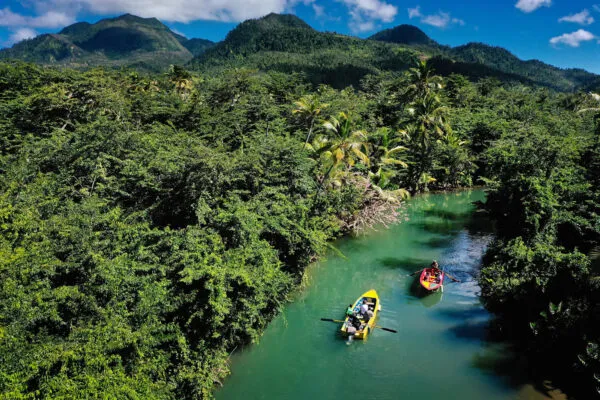 jungle tocht met roeiboot door de rivier op het eiland Dominca