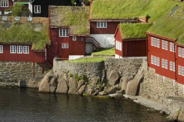 Rode gebouwen met traditioneel grasdak: het parlement van de Faeröer eilanden, gevestigd in hoofdstad Tórshavn
