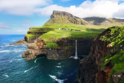 Waterval en groene bergen op het eiland Vágar, Faeröer eilanden