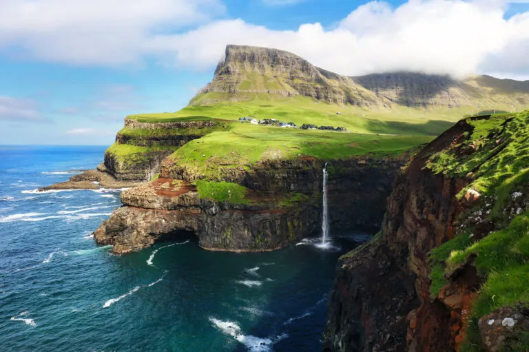 Waterval en groene bergen op het eiland Vágar, Faeröer eilanden