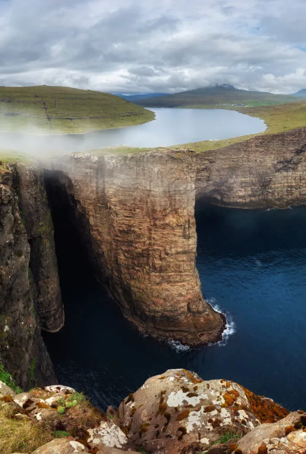Panorama van het Sorvagsvat-meer en rotskliffen op Vágar