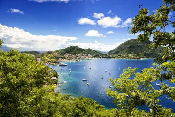 Panoramisch uitzicht over de baai van Les Saintes bij Terre-de-Haut in Guadeloupe met zeilboten in het blauwe water.