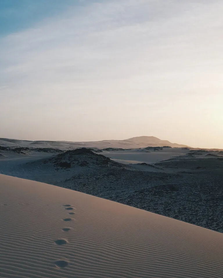 Uitzicht op het woestijnlandschap in het binnenland van eiland Boa Vista
