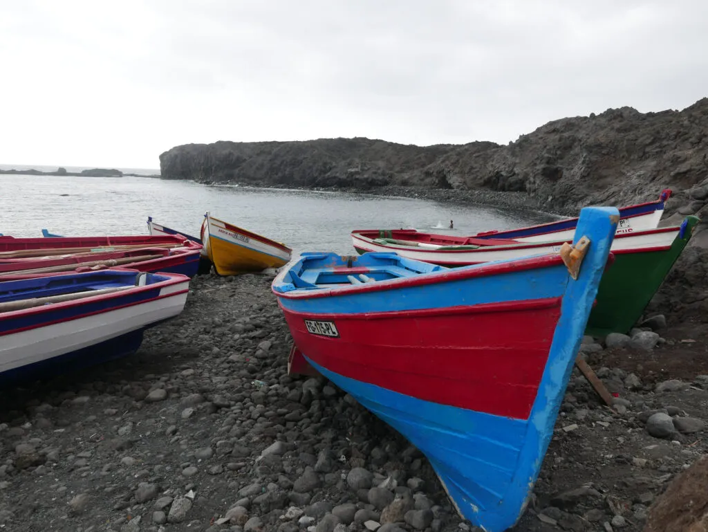 Kleurrijke bootjes op het strand van een baai op het eiland Brava