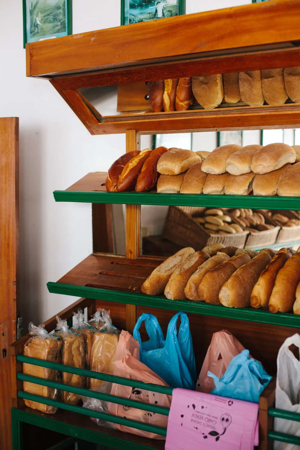 Rekken vol ambachtelijk gebakken broden en pistolets in een bakkerszaak op Kaapverdië.