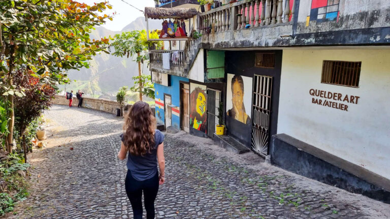 Kaapverdie vrouw alleen reizen wandelen straat
