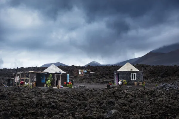 Kleine huisjes met gekleurde kleding aan de waslijn in het landschap van Chã das Caldeiras op Fogo in Kaapverdië.