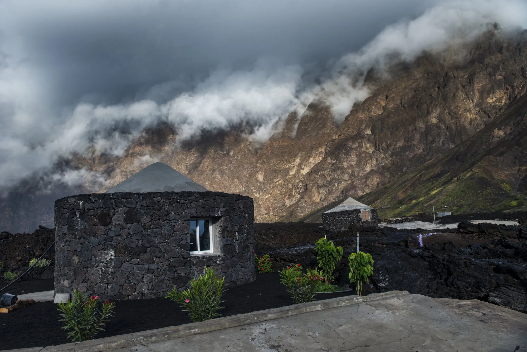 Een traditioneel lavastenen huis in het dorpje Cha De Caldeiras op het eiland Fogo