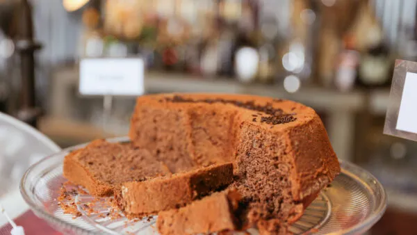 Een aangesneden tulbandcake op een glazen schaal bij het ontbijtbuffet van een guesthouse in São Filipe op het eiland Fogo, Kaapverdië.