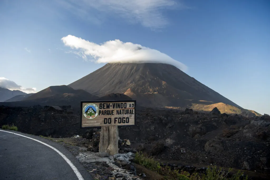 Uitzicht op de vulkaan Fogo en het omringende zwarte vulkanische landschap