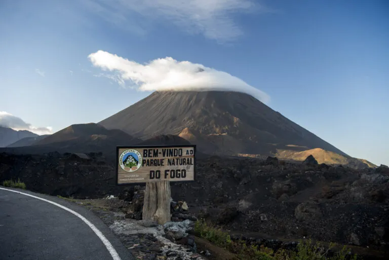 Uitzicht op de vulkaan Fogo en het omringende zwarte vulkanische landschap
