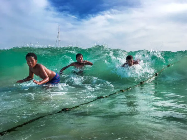Kinderen spelen in het ondiepe zeewater op het eiland Sal