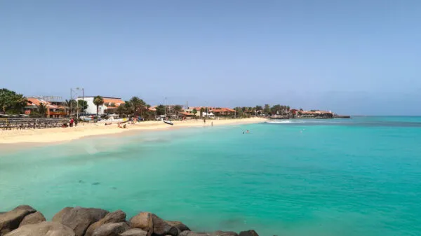 Breedschoot van het goudgele zandstrand en de heldere turquoise oceaan langs de kustlijn van Santa Maria op Sal, Kaapverdië.