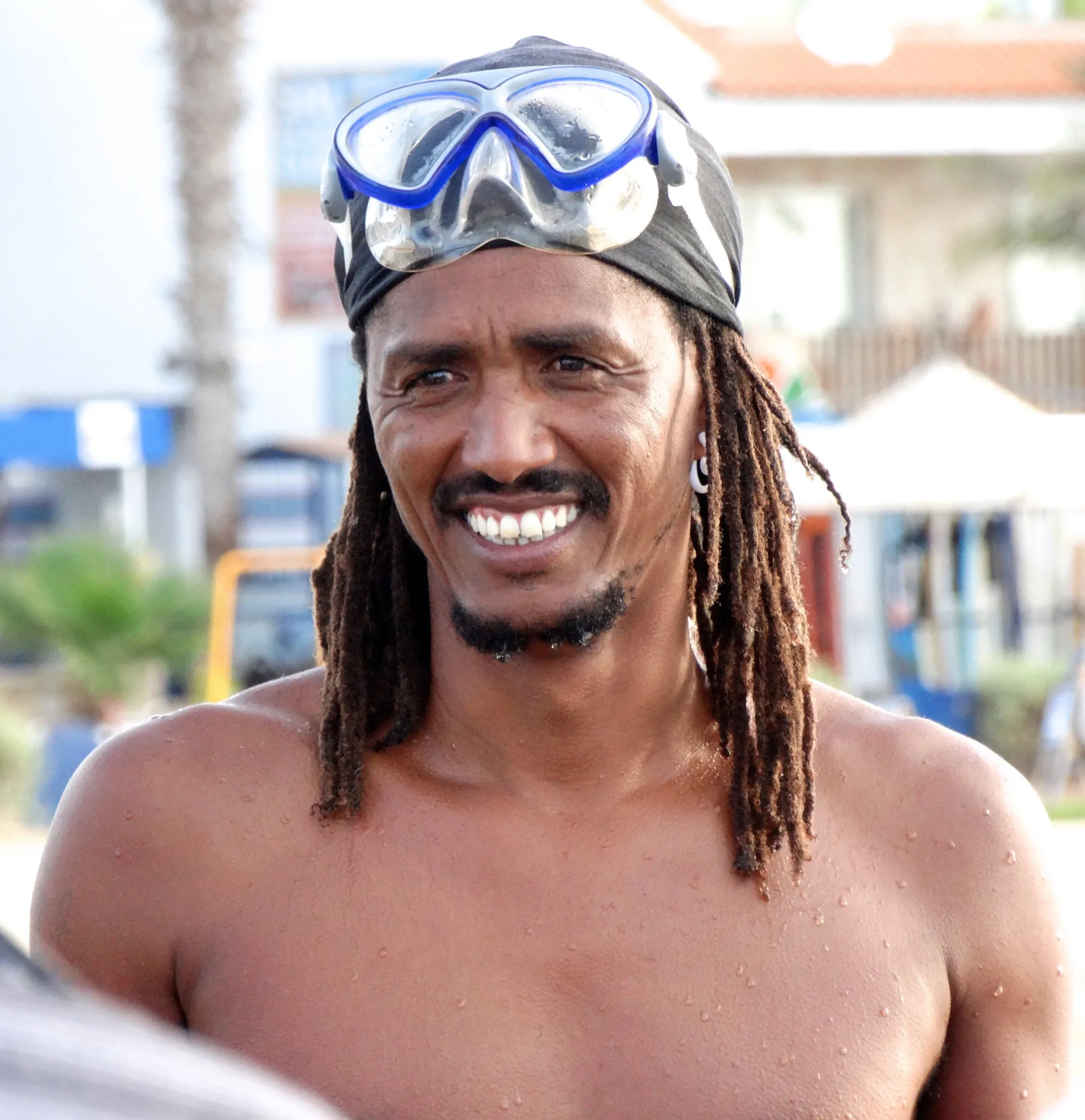 Portret van eiland Sal met een blauwe duikbril op zijn hoofd