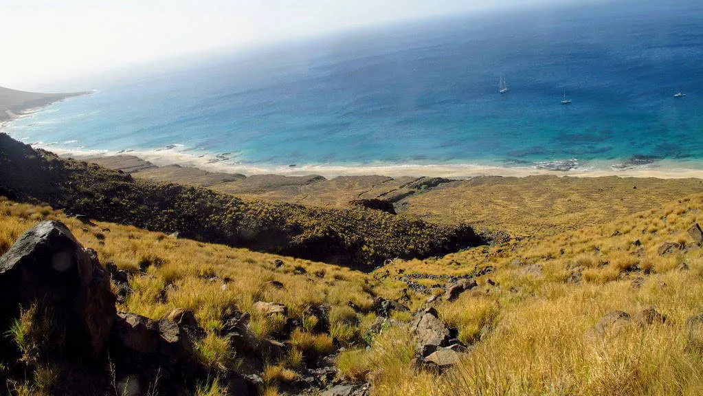 Uitzicht vanaf klif op de oceaan Santa Luzia