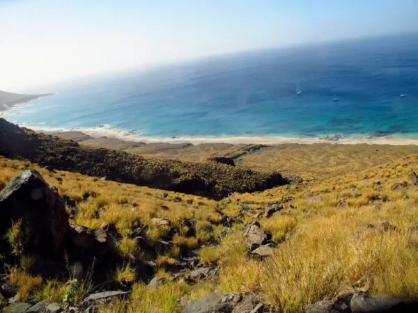 Uitzicht op de kust van het eiland Santa Luzia
