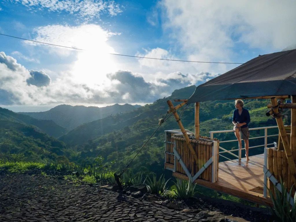Vrouw starend over de binnenlanden van Santiago vanaf haar Eco Lodge