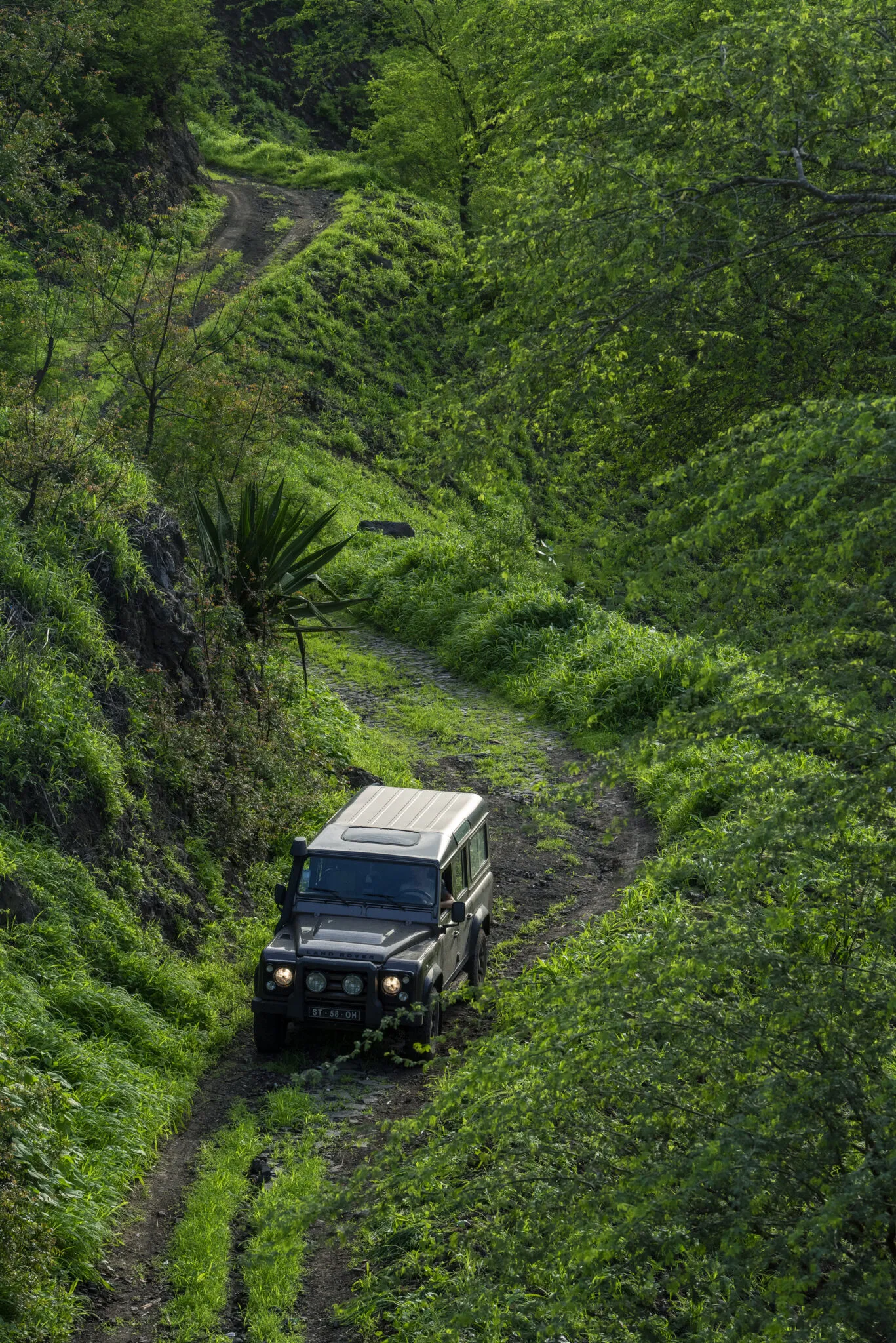 Een 4x4 jeep rijdt door het groene binnenland van Santiago