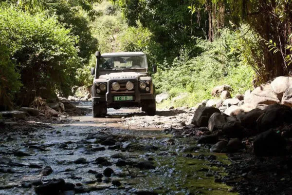 Een 4x4 Landrover rijdt door het binnenland van het eiland Santiago op een onverharde weg