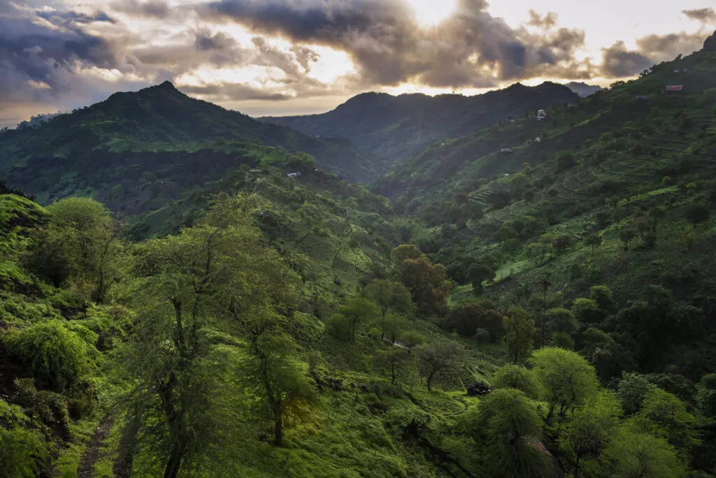 Zonsopkomst over de groene bergen en vallei in het bergachtige binnenland van Santiago, Kaapverdië