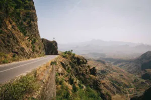 Een bergweg met uitzicht op het dorre binnenland van Santiago