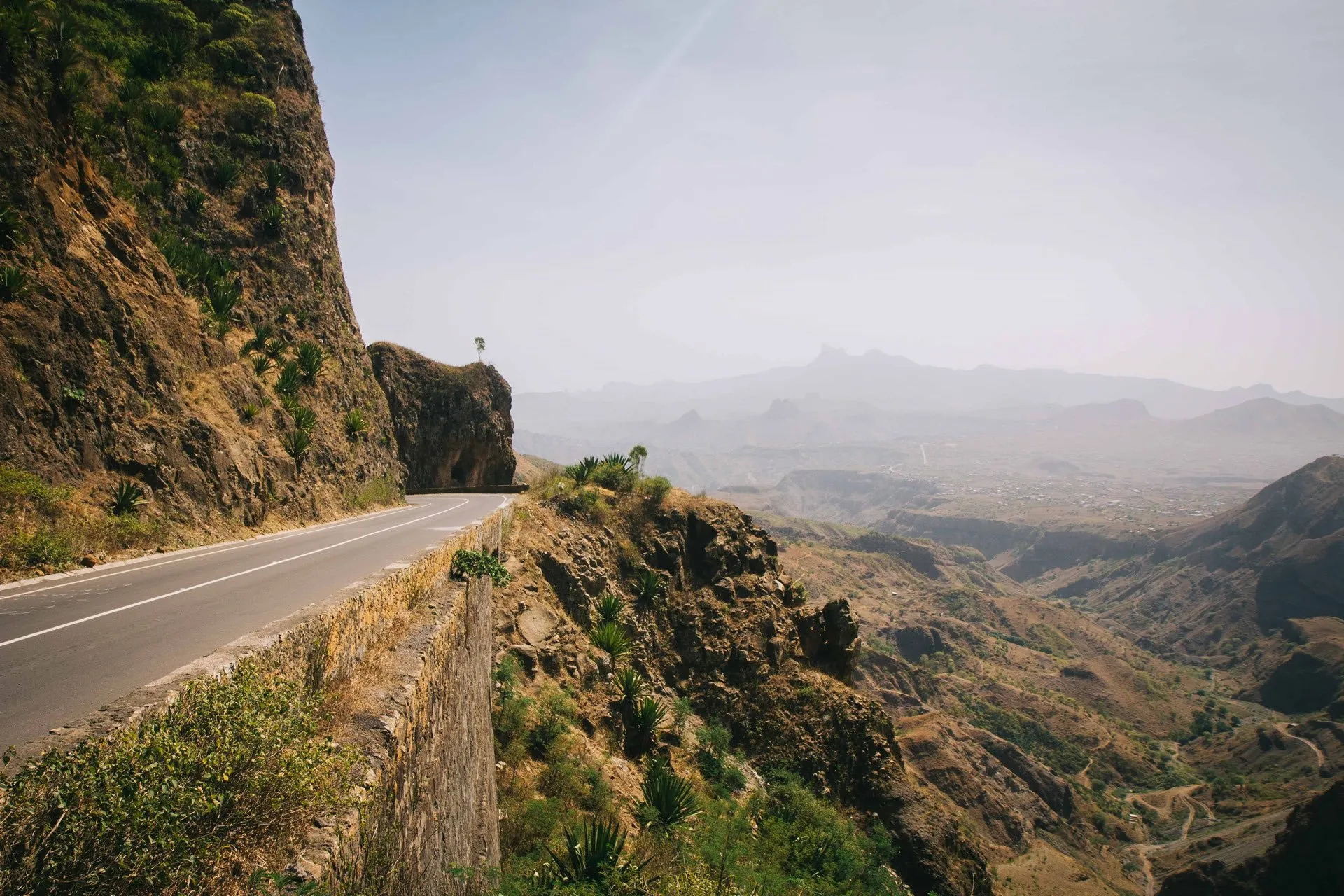 Een bergweg met uitzicht op het dorre binnenland van Santiago