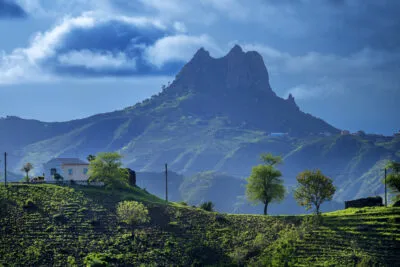 Zicht op het groene bergachtige landschap in het binnenland van eiland Santiago.
