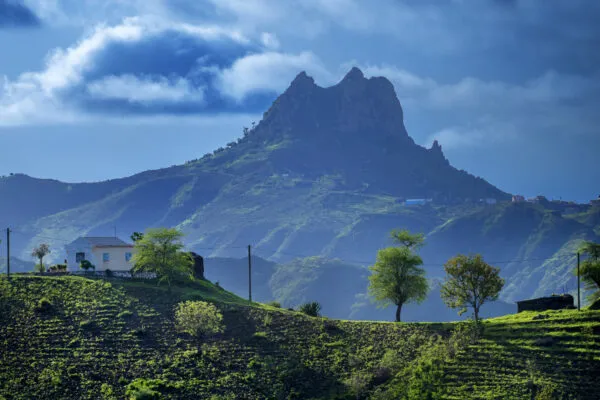 Zicht op het groene bergachtige landschap in het binnenland van eiland Santiago.
