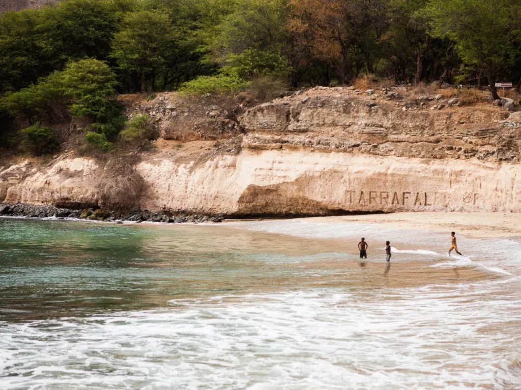 Het beschutte zandstrand van Tarrafal met rotskliffen en een rustige zee op het eiland Santiago in Kaapverdië