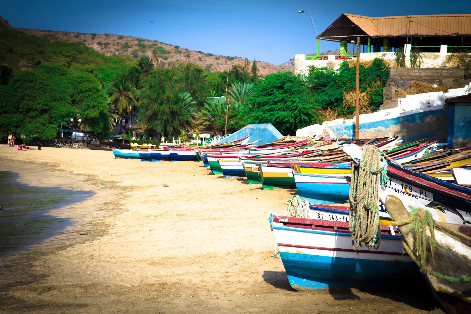 kaapverdie santiago tarrafal strand vissersboot