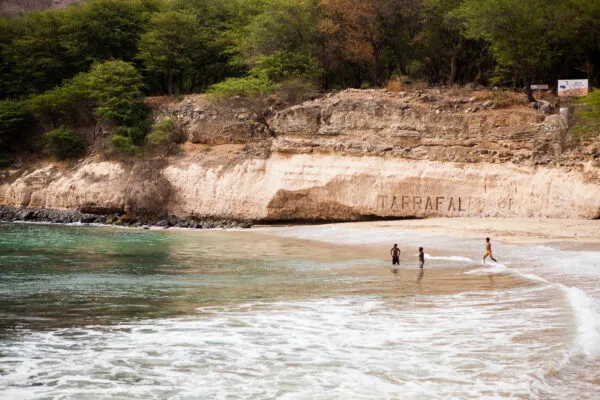 Het zandstrand van Tarrafal met rotskliffen en een heldere zee op het eiland Santiago in Kaapverdië.