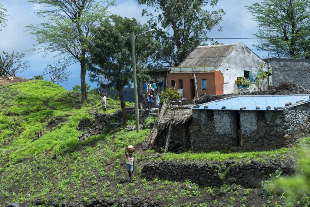 Een klein traditioneel huisje op een groene helling in het berglandschap van Santiago, Kaapverdië.