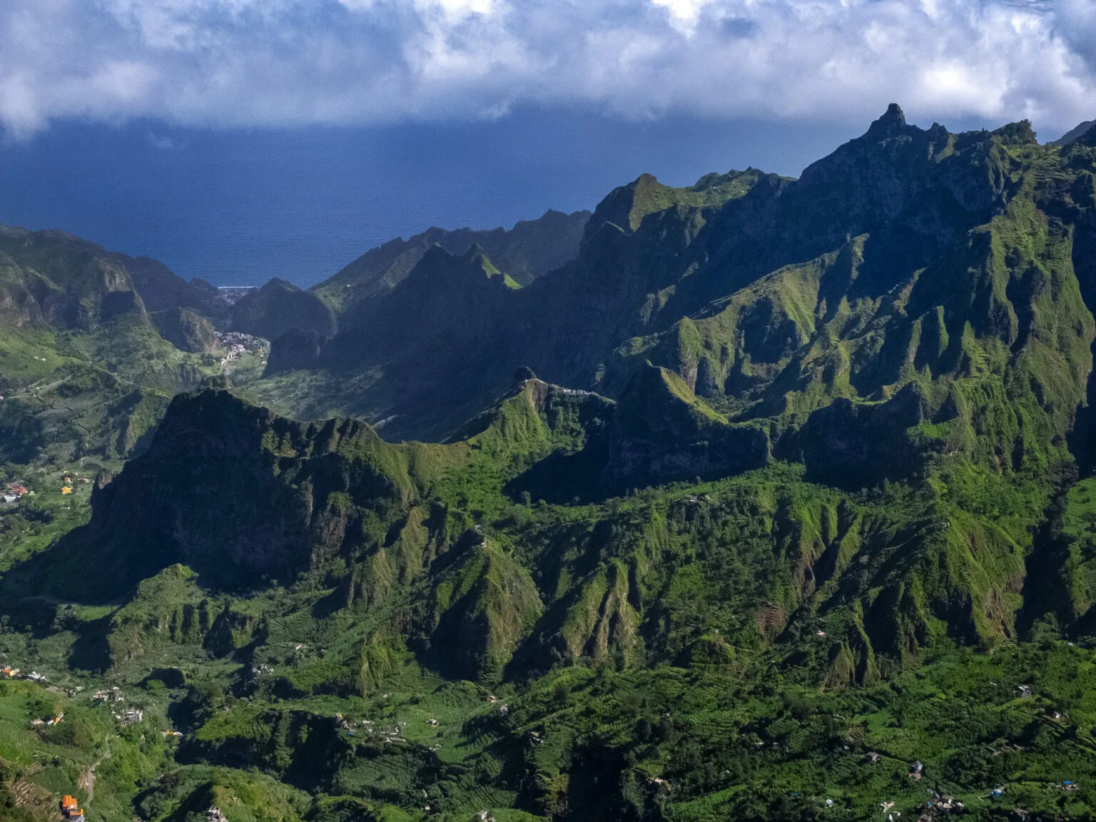 Ruige groene bergen en steile rotswanden in de Xoxo-vallei op het eiland Santo Antão in Kaapverdië