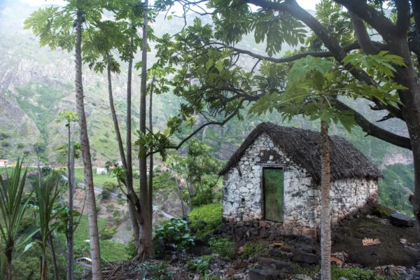 Huisje in de groene binnenlanden van Santo Antao op Kaapverdie