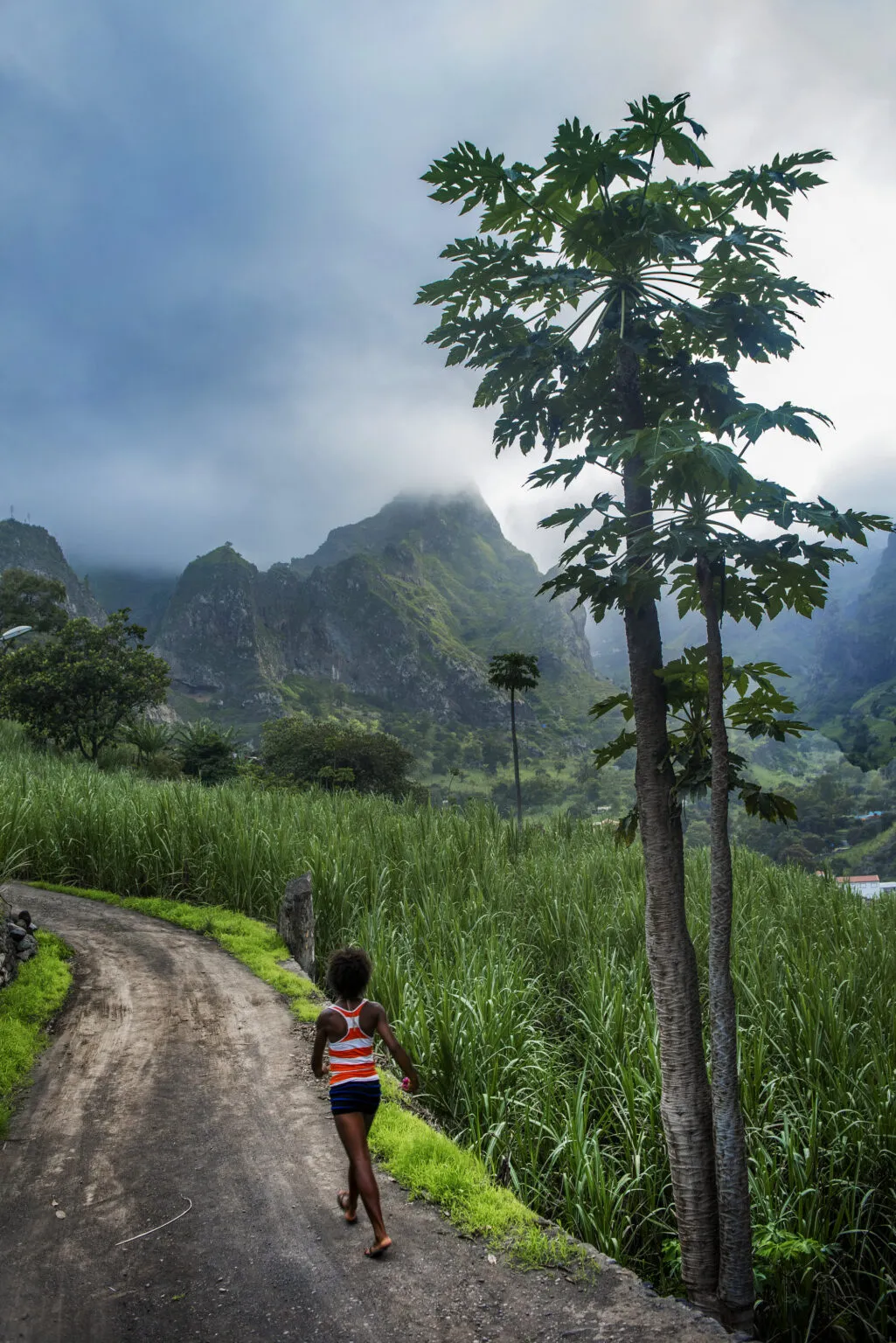 Wandelaar op wandelvakantie op santo antao