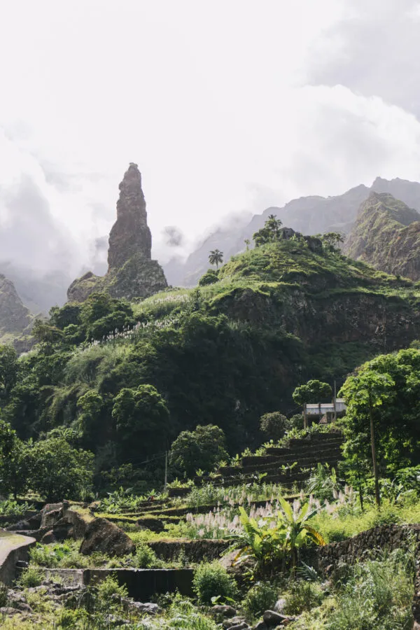 Spitse rotsnaald verrijst boven het weelderige groene berglandschap van de Xo-Xo vallei op Santo Antão in Kaapverdië.
