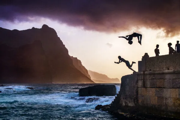 Spectaculaire zonsondergang aan de ruige kust van het Kaapverdische eiland Santo Antão