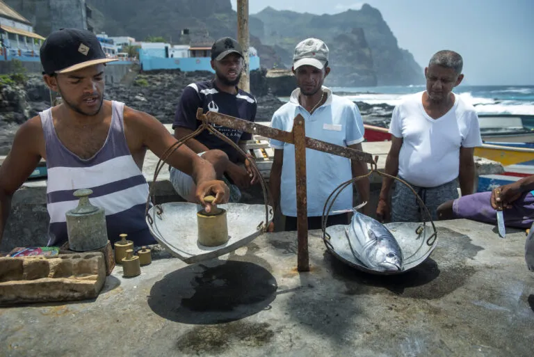 Kaapverdie-Santo-Antao-Ponta-do-sol-Visser-weegt-vis