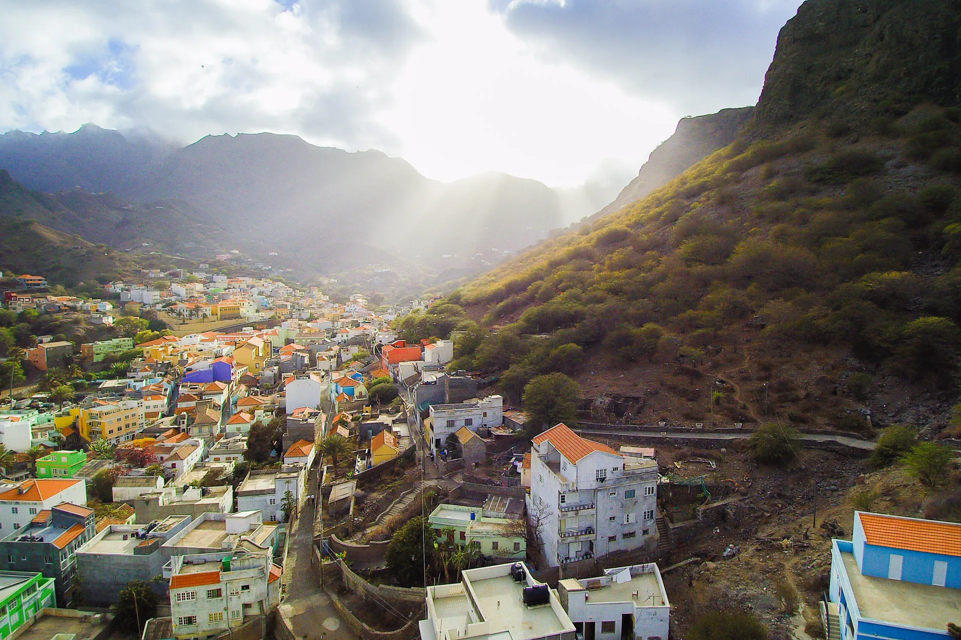 Zicht op de huizen van Ribeira op het eiland Brava