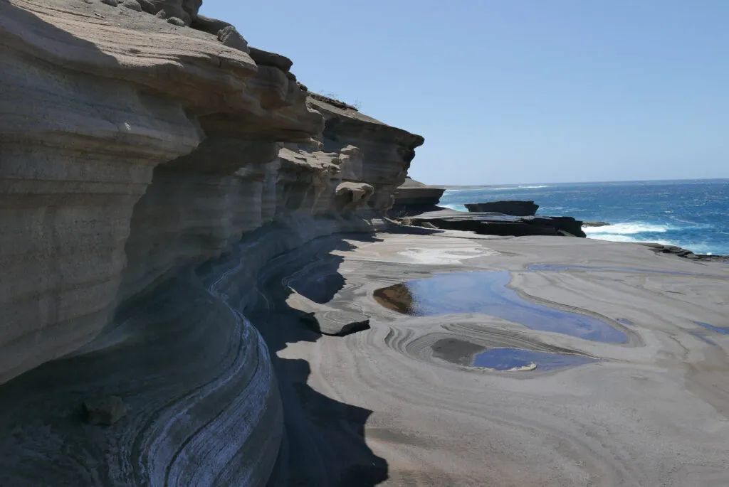 Bijzondere uitgesleten rotsformaties en natuurlijke waterpoelen aan de kust bij Tarrafal de São Nicolau in Kaapverdië