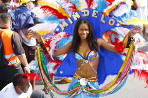 Danseres met carnaval op Mindelo, Sao Vicente.