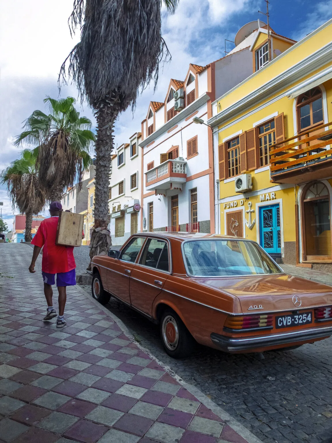 Kleurrijke straat met koloniale architectuur en een klassieke wagen op het eiland São Vicente in Kaapverdië