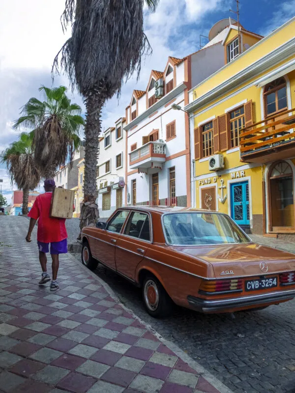 Kleurrijke straat met koloniale architectuur en een klassieke wagen op het eiland São Vicente in Kaapverdië