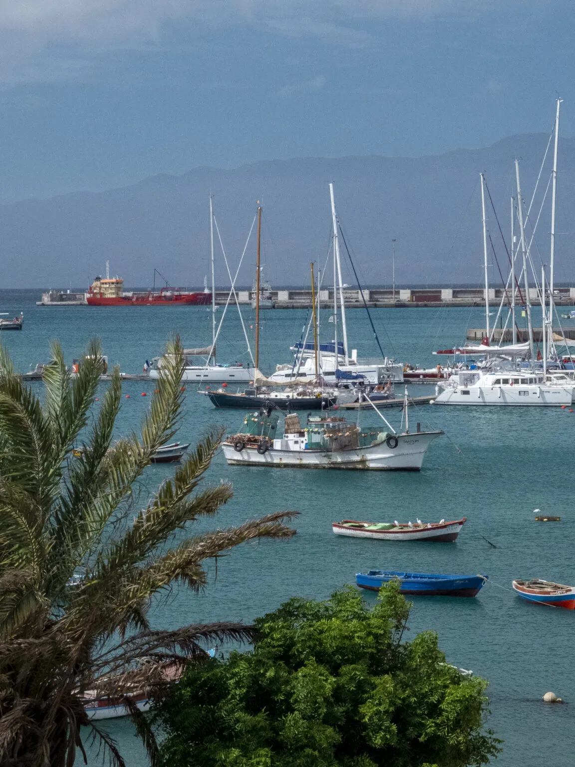 Dobberende zeilboten en jachten in de blauwe baai van Mindelo op het eiland São Vicente, Kaapverdië.