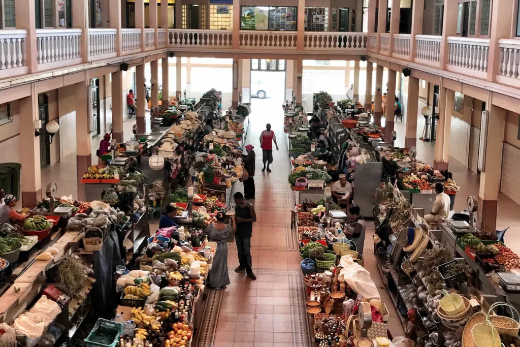 Zicht op de drukke kraampjes in de overdekte gemeentelijke markt van Mindelo op het eiland São Vicente, Kaapverdië.