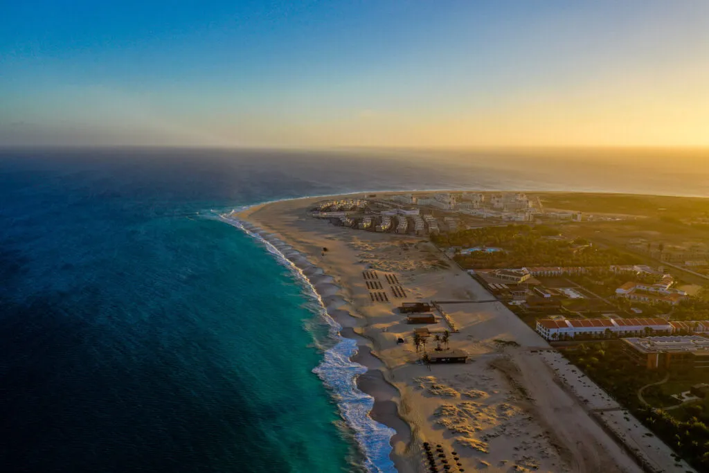 Panoramisch uitzicht op de uitgestrekte zuidwestkust van het eiland Sal in Kaapverdië bij zonsondergang.