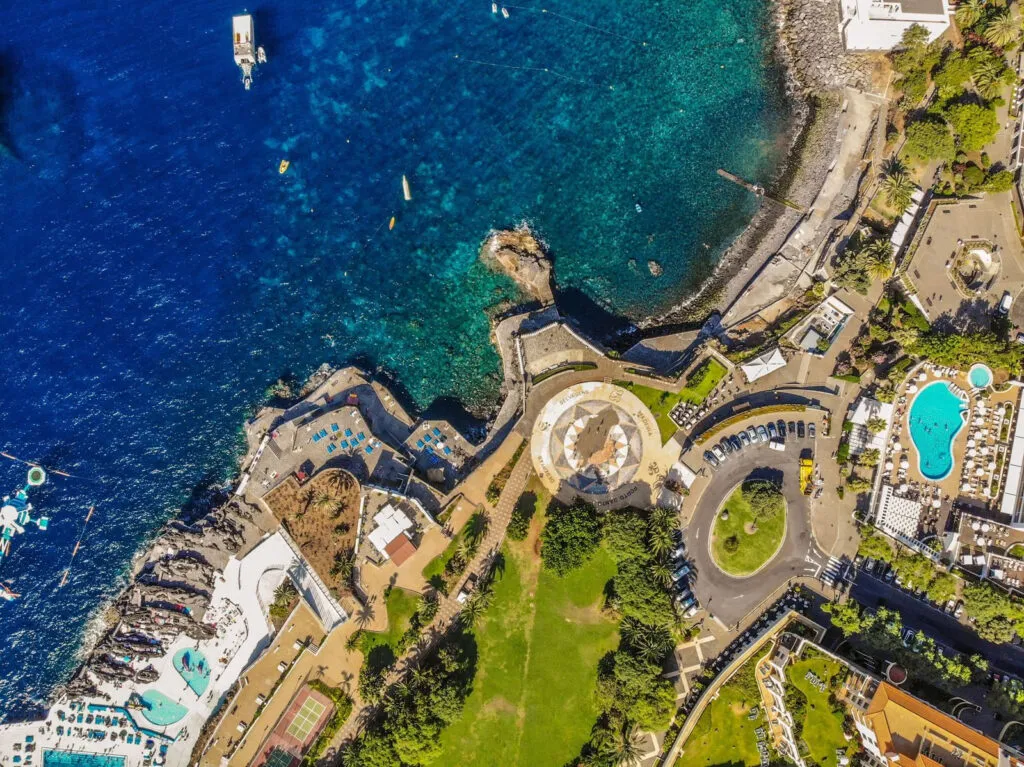 De kust van Madeira met daarop een golfbaan