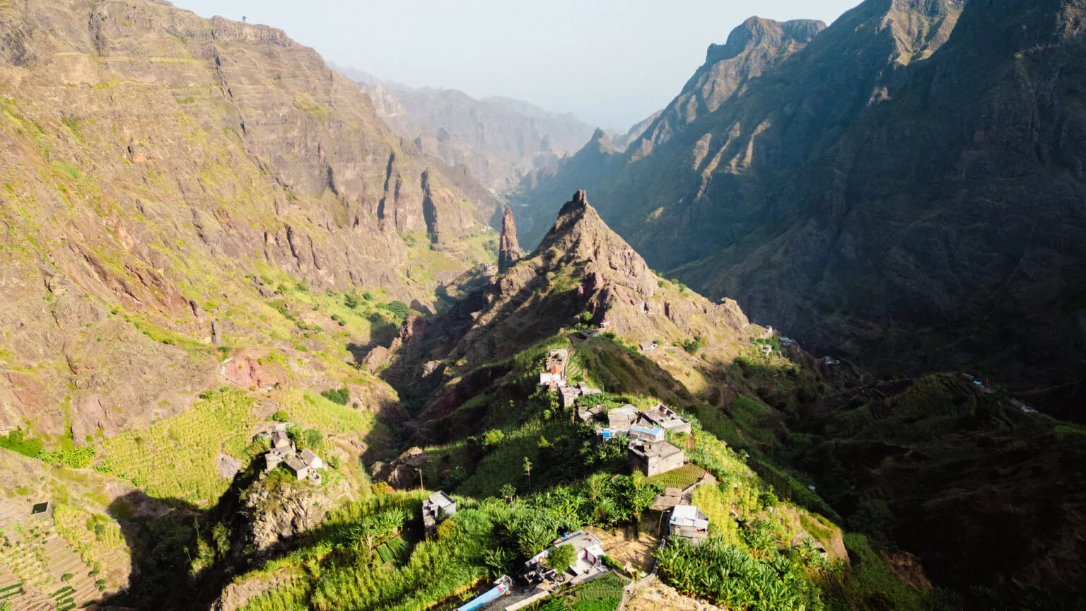 Een klein dorpje op een bergkam in de groene Paul-vallei op het eiland Santo Antão in Kaapverdië